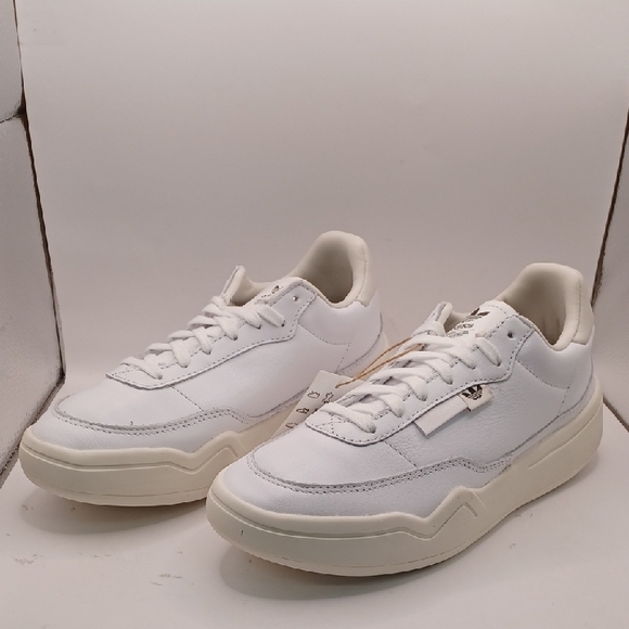 NEW Adidas Her Court Sneaker-Triple White Women Size 6.5 US GY3579 (Damaged Box)